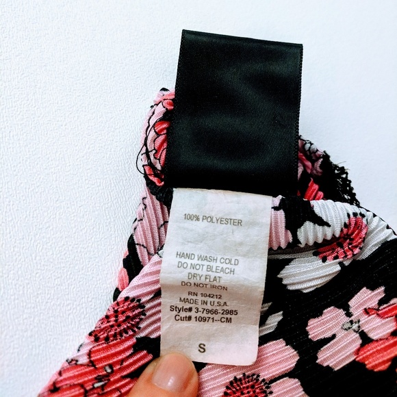 Lace trim sleeveless floral top - Picture 5 of 5